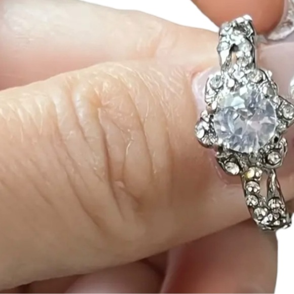 Vintage Zircon Ring Simple Elegant with a vintage feel. Alloy Ring Trendy sz 8 - Picture 3 of 5